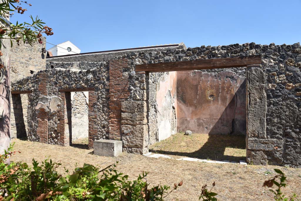 I.4.25 Pompeii. September 2020. North-east corner of upper peristyle 56.
East portico, with doorways to room 61, on left, room 60, and room 58, on right.
Foto Tobias Busen, ERC Grant 681269 DÉCOR