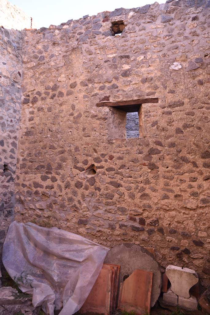 I.4.25 Pompeii. October 2019. Room 62, east wall with small window onto Vicolo del Citarista.
Foto Tobias Busen, ERC Grant 681269 DÉCOR.