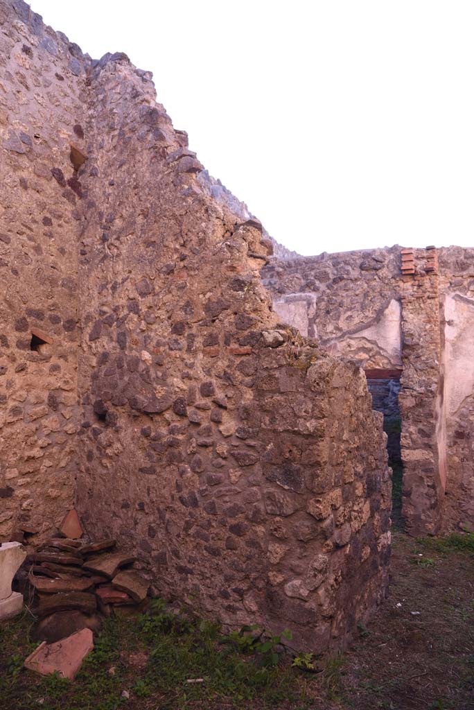 I.4.25 Pompeii. October 2019. Room 62, south-east corner and doorway to room 61, on right.
Foto Tobias Busen, ERC Grant 681269 DÉCOR.