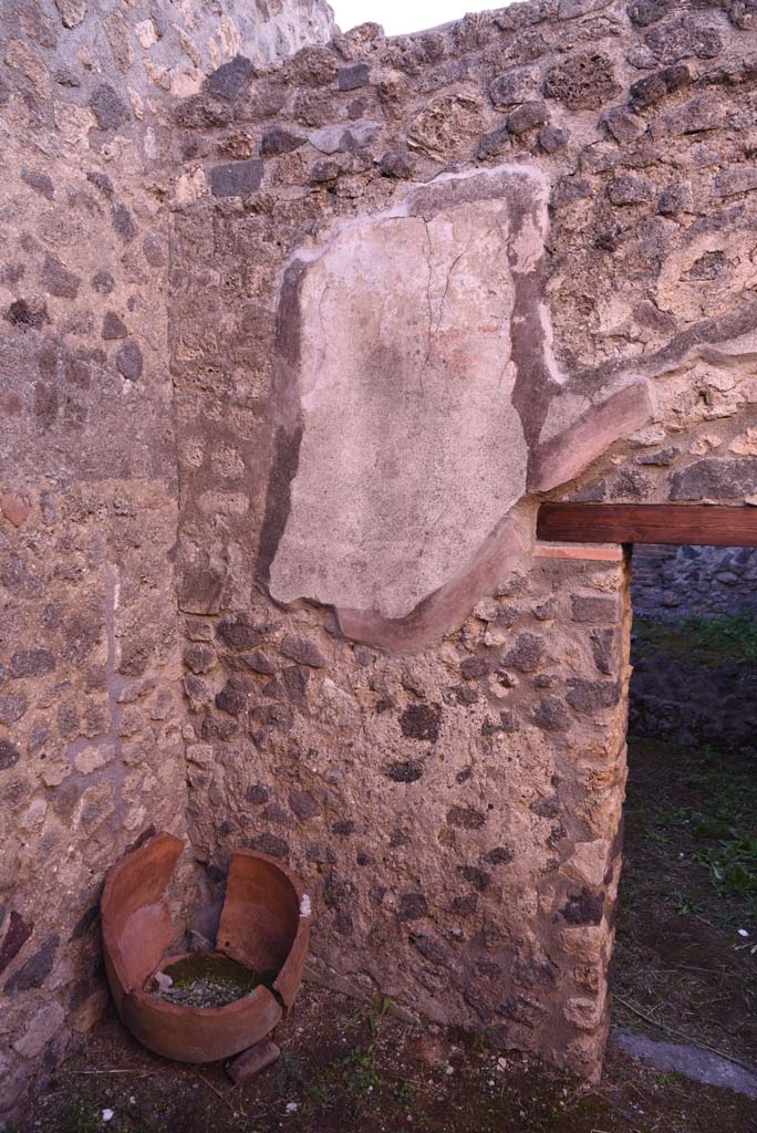 I.4.25 Pompeii. October 2019.
Room 63, south-east corner and south wall with doorway into room 64.
Foto Tobias Busen, ERC Grant 681269 DÉCOR.