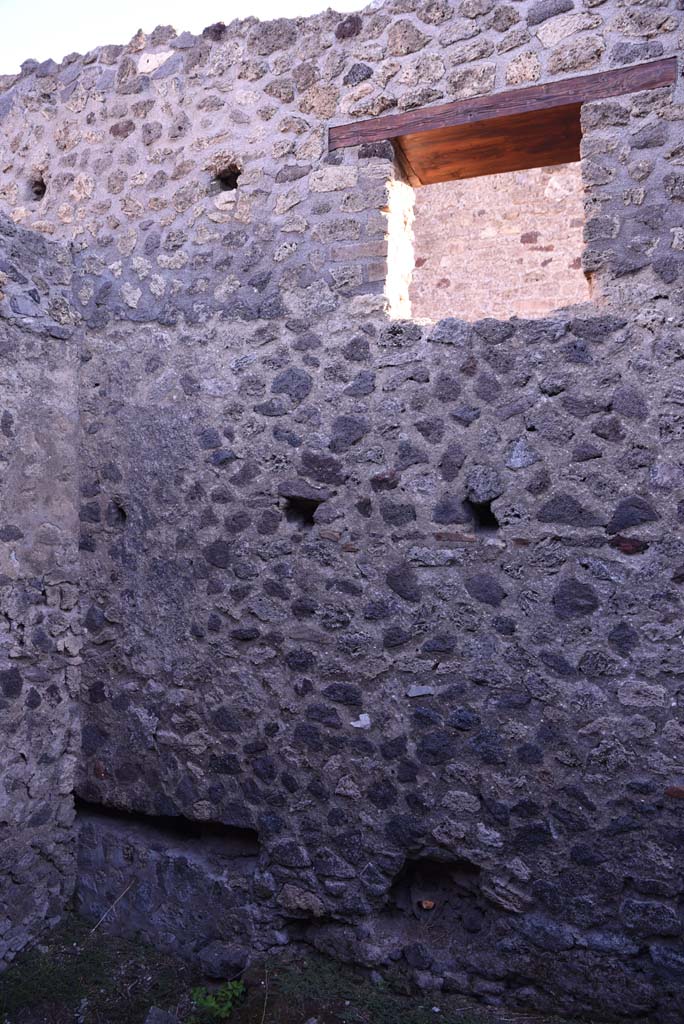 I.4.25 Pompeii. October 2019. Room 64, north-east corner and east wall with window.
Foto Tobias Busen, ERC Grant 681269 DÉCOR.