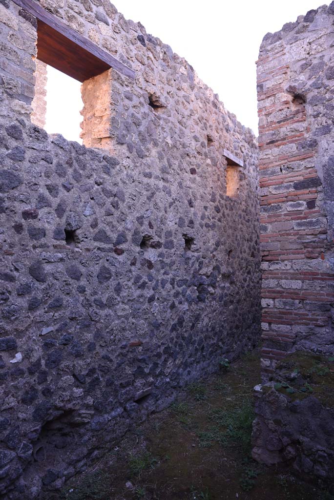 I.4.25 Pompeii. October 2019. Room 64, looking south along east wall of corridor linking two parts of room.
Foto Tobias Busen, ERC Grant 681269 DÉCOR.