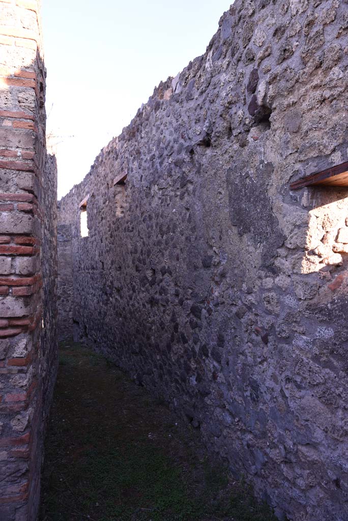 I.4.25 Pompeii. October 2019.
Room 64, looking north along east wall of corridor linking two parts of room 64, with windows overlooking Vicolo del Citarista.
Foto Tobias Busen, ERC Grant 681269 DÉCOR.