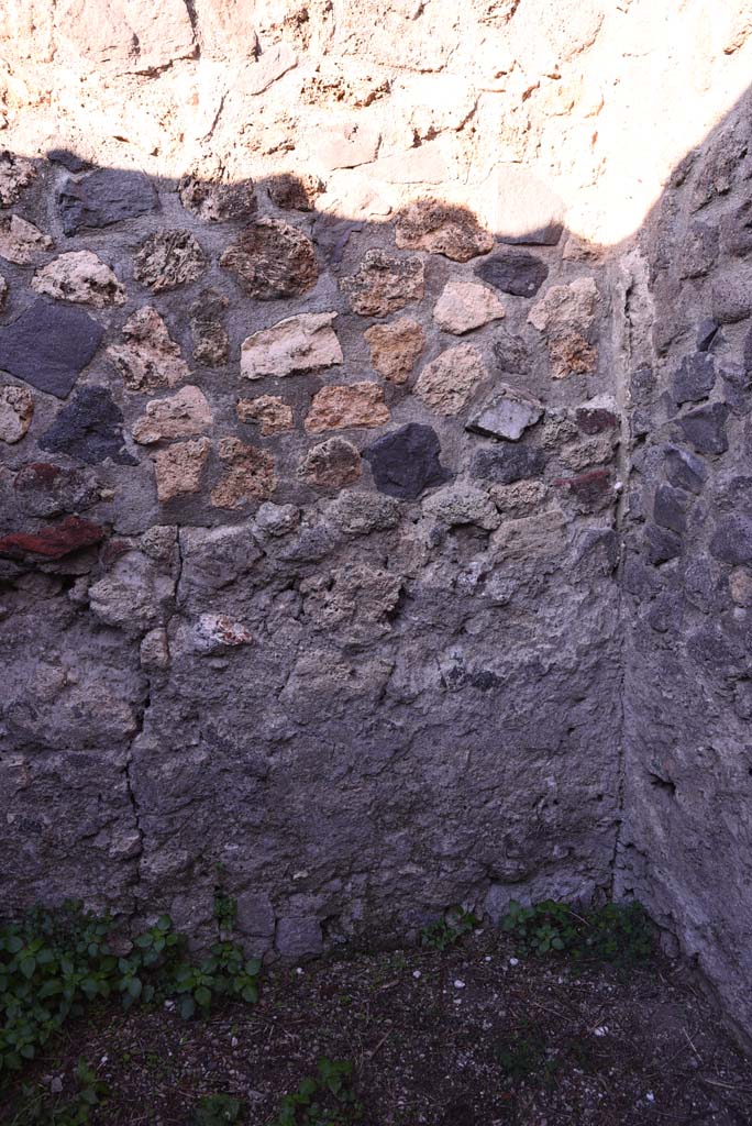 I.4.25 Pompeii. October 2019. Room 64, detail of north end of west wall in Services Area.
Foto Tobias Busen, ERC Grant 681269 DÉCOR.