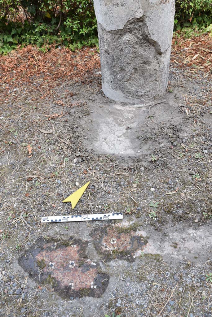 I.4.25 Pompeii. September 2020. Upper Peristyle 56, detail of column and base and flooring.
Foto Tobias Busen, ERC Grant 681269 DÉCOR