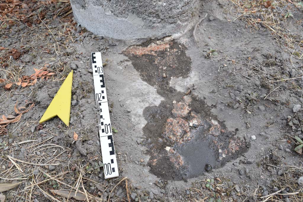 I.4.25 Pompeii. September 2020. Upper Peristyle 56, detail from base of column.
Foto Tobias Busen, ERC Grant 681269 DÉCOR