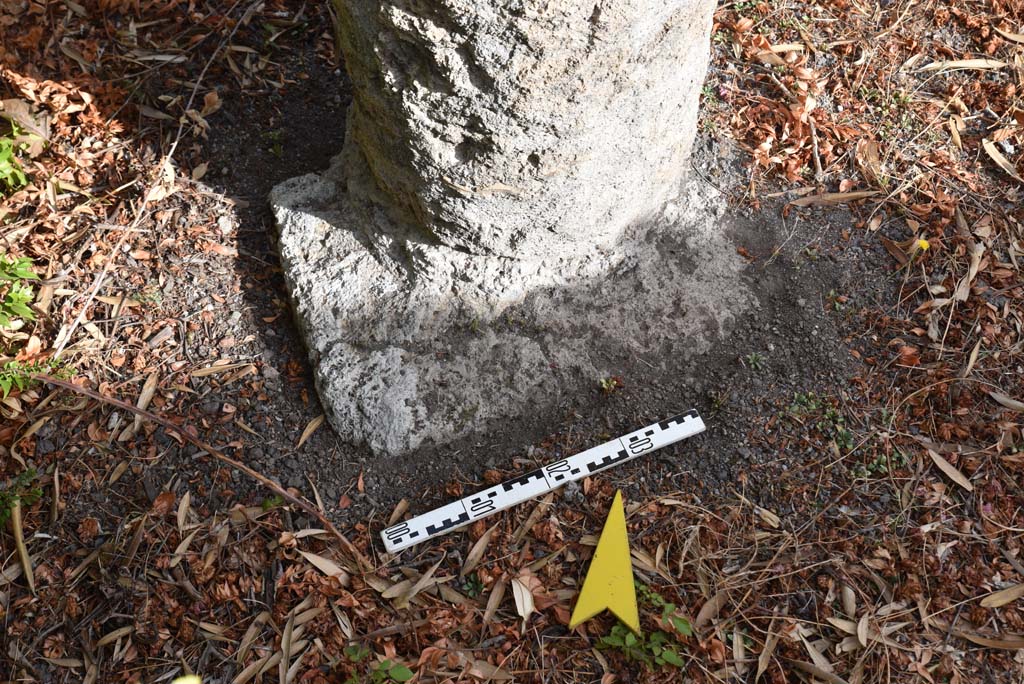 I.4.25 Pompeii. September 2020. Upper Peristyle 56, base of column.
Foto Tobias Busen, ERC Grant 681269 DÉCOR
