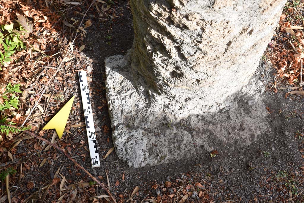 I.4.25 Pompeii. September 2020. Upper Peristyle 56, detail from base of column.
Foto Tobias Busen, ERC Grant 681269 DÉCOR