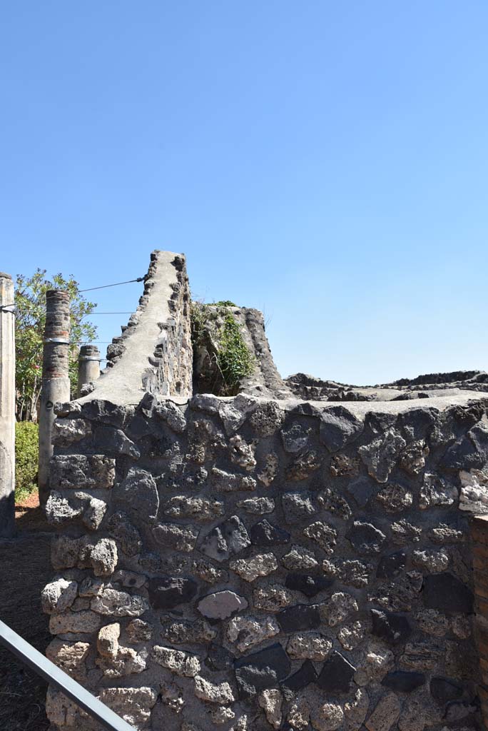 I.4.25 Pompeii. September 2020.
Upper Peristyle 56, detail of wall on east side of steps from south portico.
Foto Tobias Busen, ERC Grant 681269 DÉCOR
