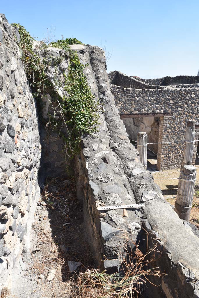 I.4.25 Pompeii. September 2020.
Upper Peristyle 56/Middle Peristyle 17, detail of retaining wall between them.
Foto Tobias Busen, ERC Grant 681269 DÉCOR.