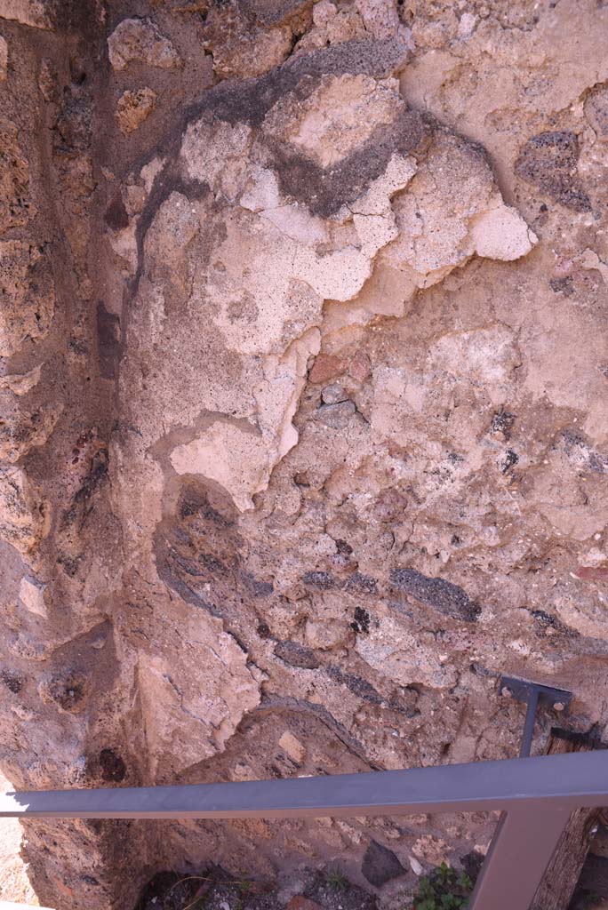 I.4.25 Pompeii. October 2019. Detail of west wall of steps between upper and middle peristyle.
Foto Tobias Busen, ERC Grant 681269 DÉCOR