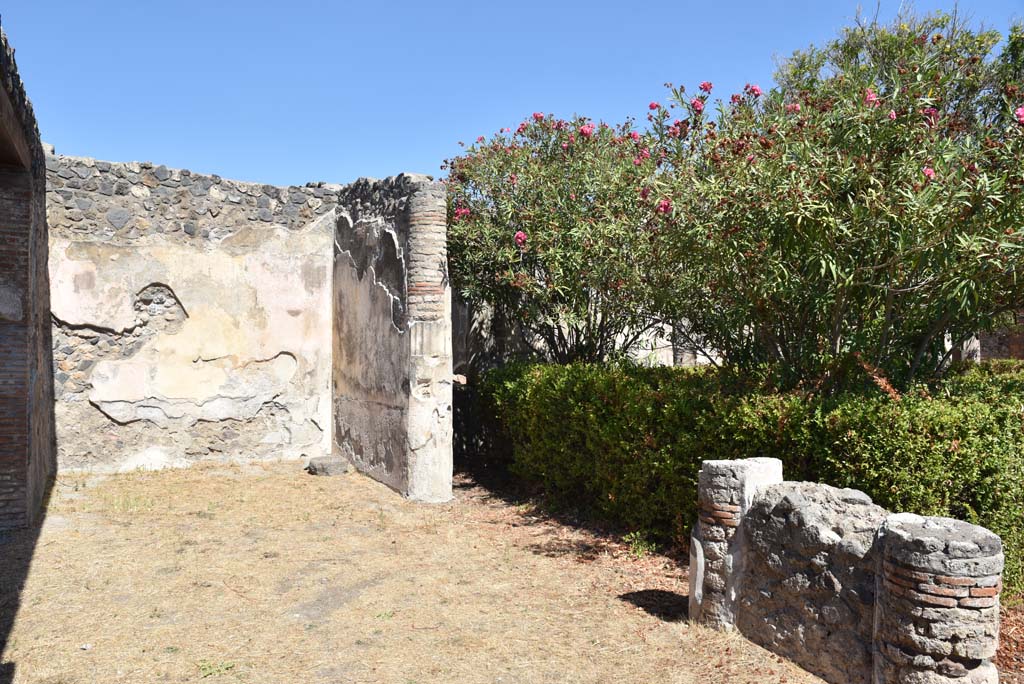 I.4.25 Pompeii. September 2020.
Upper Peristyle 56, looking north along west side to area of vestibule in north-west corner, near doorway to room 57, on left.
Foto Tobias Busen, ERC Grant 681269 DÉCOR