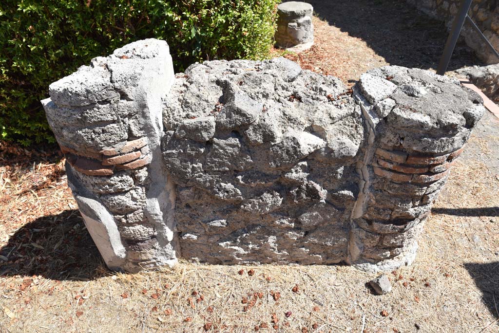 I.4.25 Pompeii. September 2020. Upper Peristyle 56, detail of wall (pluteus?) between columns, looking east.
Foto Tobias Busen, ERC Grant 681269 DÉCOR