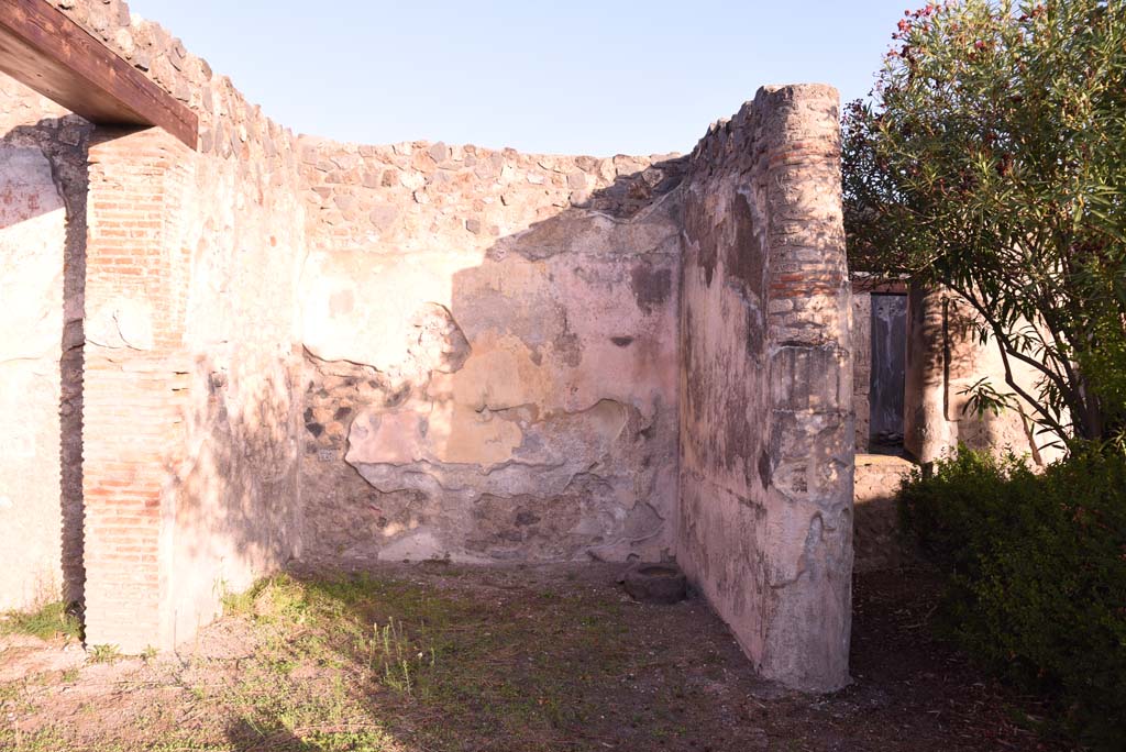 I.4.25 Pompeii. October 2019. Upper peristyle 56, vestibule area in north-west corner, looking north.
Foto Tobias Busen, ERC Grant 681269 DÉCOR