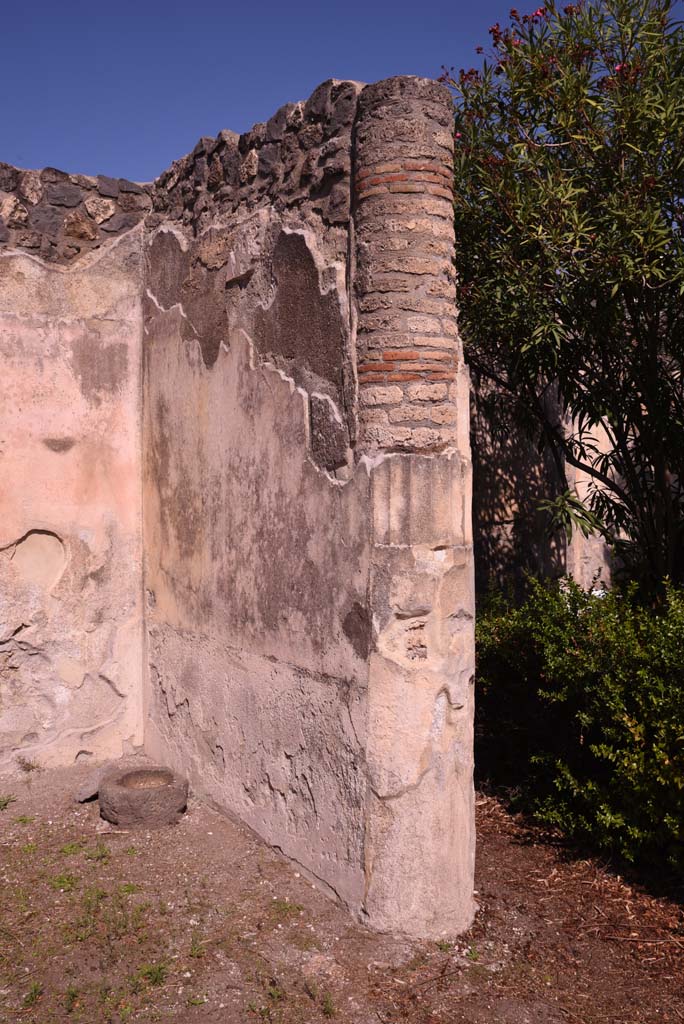 I.4.25 Pompeii. October 2019. Upper peristyle 56, east wall of vestibule in north-west corner.
Foto Tobias Busen, ERC Grant 681269 DÉCOR