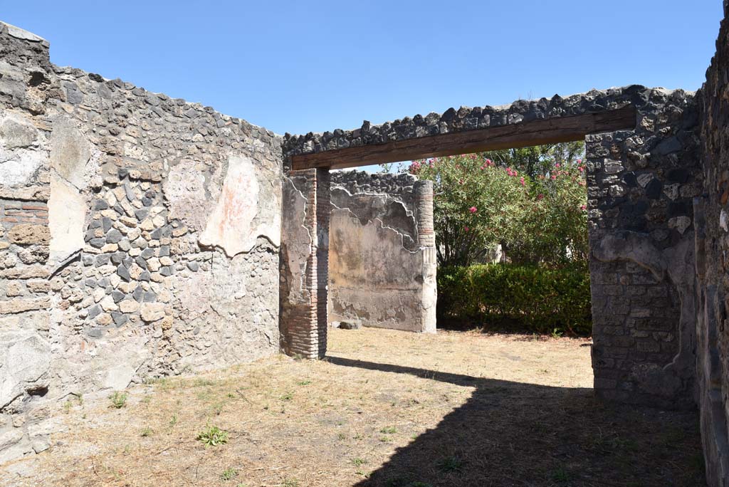 I.4.25 Pompeii. September 2020. Room 57, looking east to entrance doorway into vestibule and upper peristyle 56.
Foto Tobias Busen, ERC Grant 681269 DÉCOR.