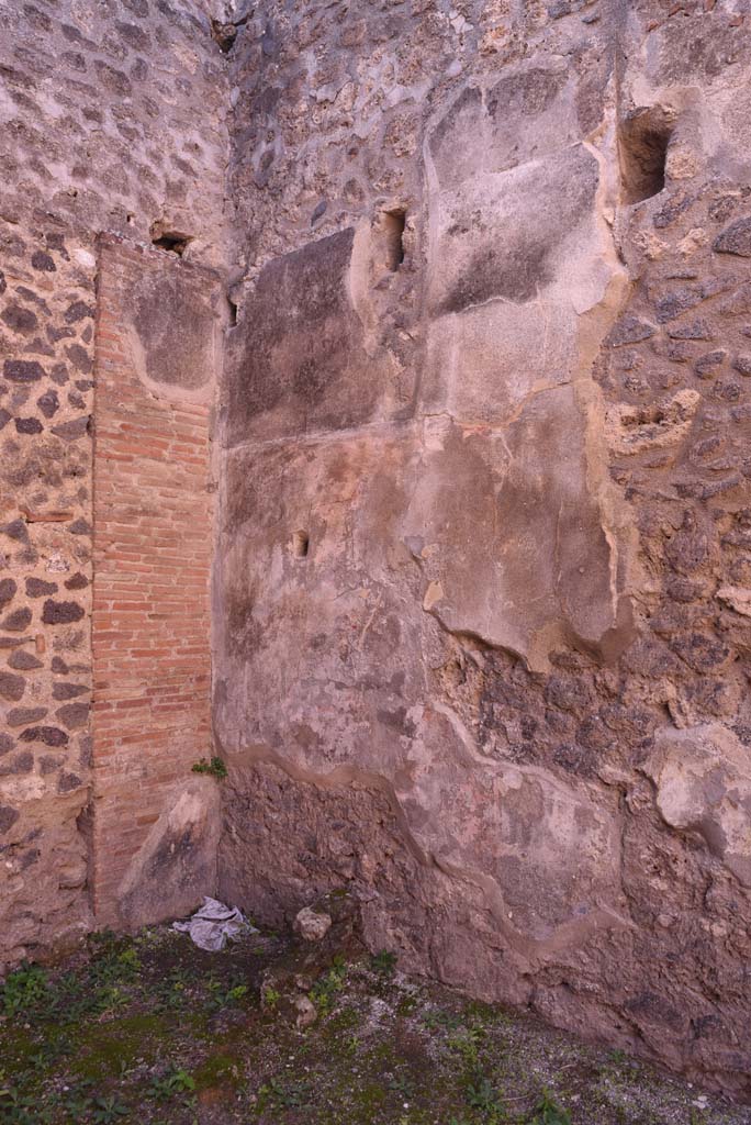 I.4.26 Pompeii. October 2019.
Looking towards south-west corner with remains of hearth or basin.
Foto Tobias Busen, ERC Grant 681269 DÉCOR.