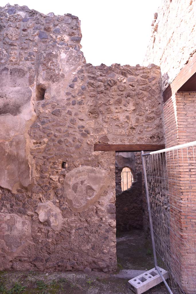 I.4.26 Pompeii. October 2019. North end of west wall with doorway to room under steps in I.4.25.
Foto Tobias Busen, ERC Grant 681269 DÉCOR.