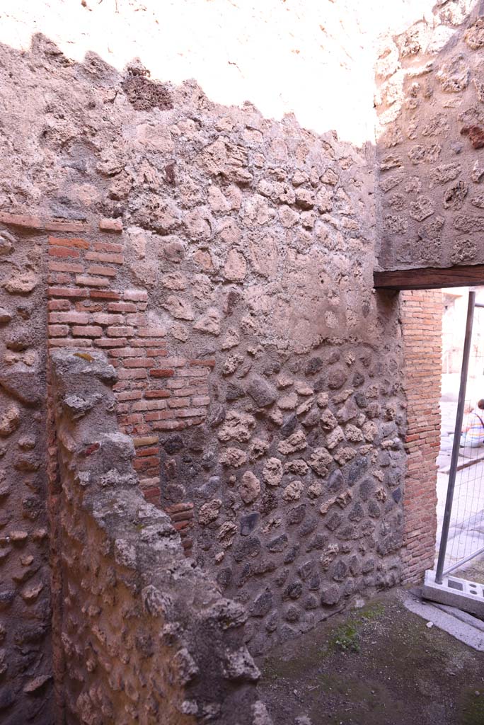I.4.26 Pompeii. October 2019.
North wall of small room under stairs, with doorway to shop, on right.
Foto Tobias Busen, ERC Grant 681269 DÉCOR.