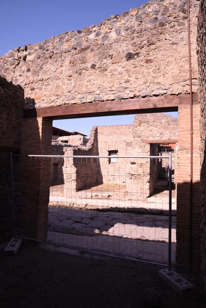 I.4.26 Pompeii. October 2019. Looking north from entrance doorway onto Via dell’Abbondanza.
Foto Tobias Busen, ERC Grant 681269 DÉCOR.