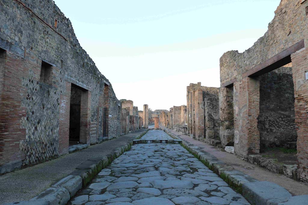 I.4.26 Pompeii, on left. December 2018. Via dell’Abbondanza between I.4 and IX.1. IX.1, on right.
Photo courtesy of Aude Durand.