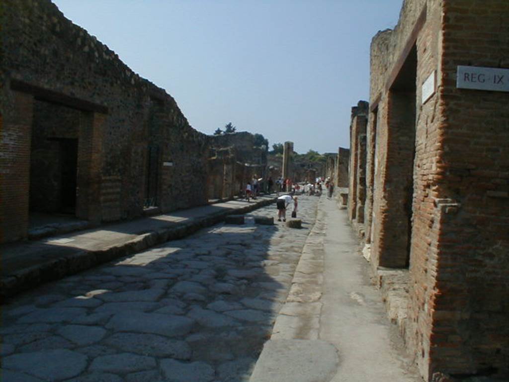 I.4.26 Pompeii, on left. May 2005. Via dell’Abbondanza looking west. IX.1 on right.