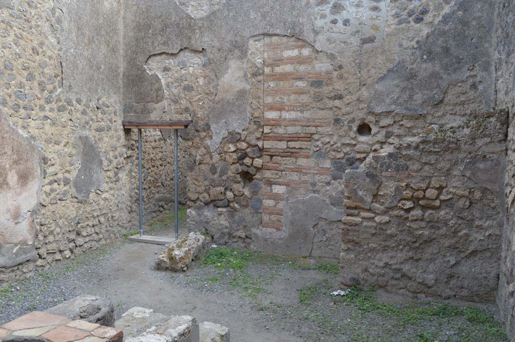 I.4.27 Pompeii. October 2017. Looking south-east across shop-room towards doorway to rear room, on left, and latrine, on right.
Foto Taylor Lauritsen, ERC Grant 681269 DÉCOR.