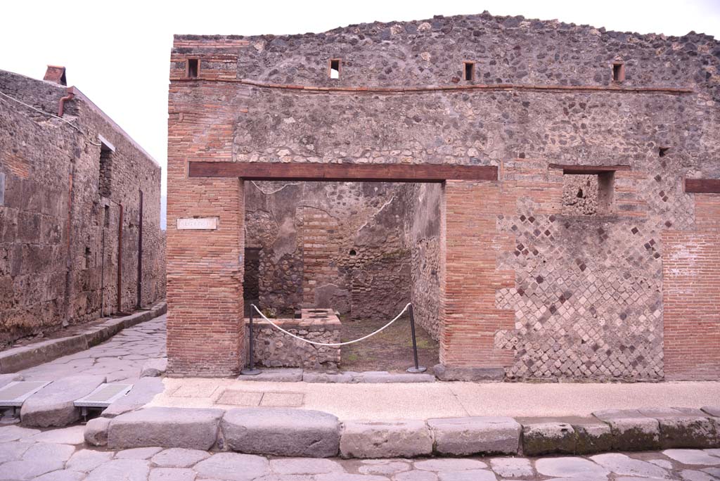 I.4.27 Pompeii. October 2019. Looking south towards entrance doorway, with Vicolo del Citarista, on left.
Foto Tobias Busen, ERC Grant 681269 DÉCOR.