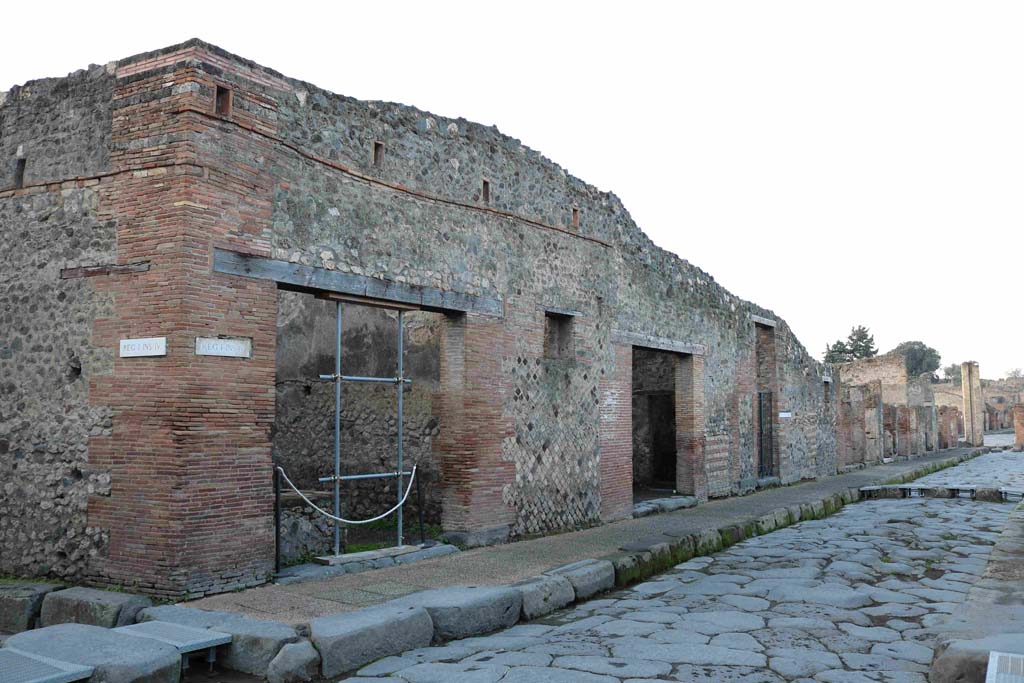 I.4.27 Pompeii. December 2018. Looking west along Ins. 4 of Reg I, from I.4. 27 on Via dell’Abbondanza.
Vicolo del Citarista is the roadway on the left. Photo courtesy of Aude Durand.