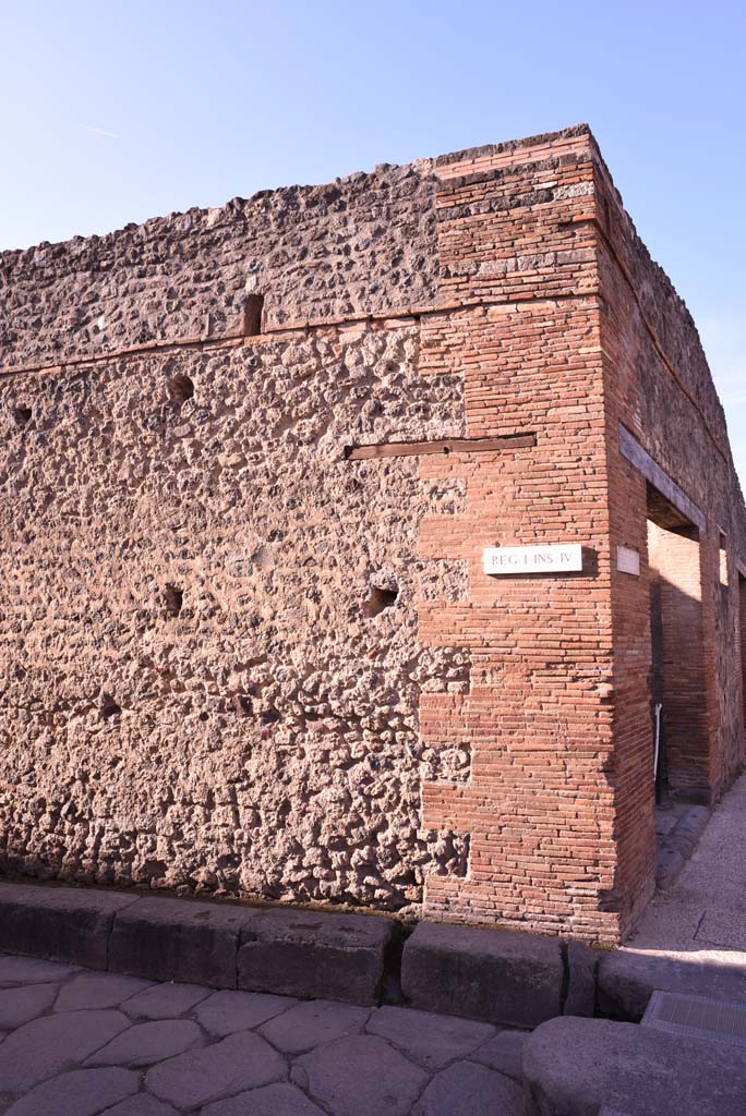 I.4.27, Pompeii. October 2019.
Looking west towards side wall at north end of Vicolo del Citarista and junction with Via dell’Abbondanza.
Foto Tobias Busen, ERC Grant 681269 DÉCOR.