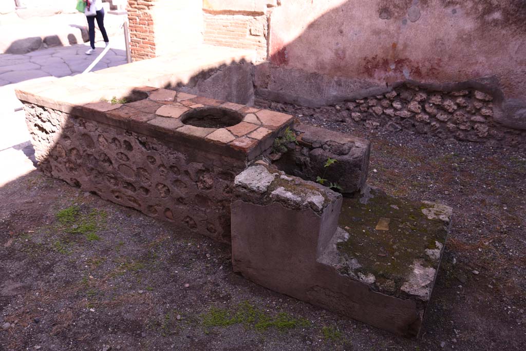 I.4.27 Pompeii. October 2019. Looking north-east to front of bar or sales-room, from rear of hearth.
Foto Tobias Busen, ERC Grant 681269 DÉCOR.
