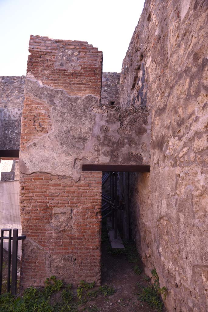 I.4.28 Pompeii. October 2019. Room 26, doorway to room 65 in south-west corner.
Foto Tobias Busen, ERC Grant 681269 D�COR.
