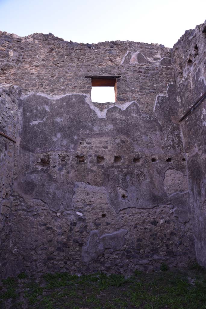 I.4.28 Pompeii. October 2019. Room 26, looking towards east wall with window onto Vicolo del Citarista.  
Foto Tobias Busen, ERC Grant 681269 D�COR.

