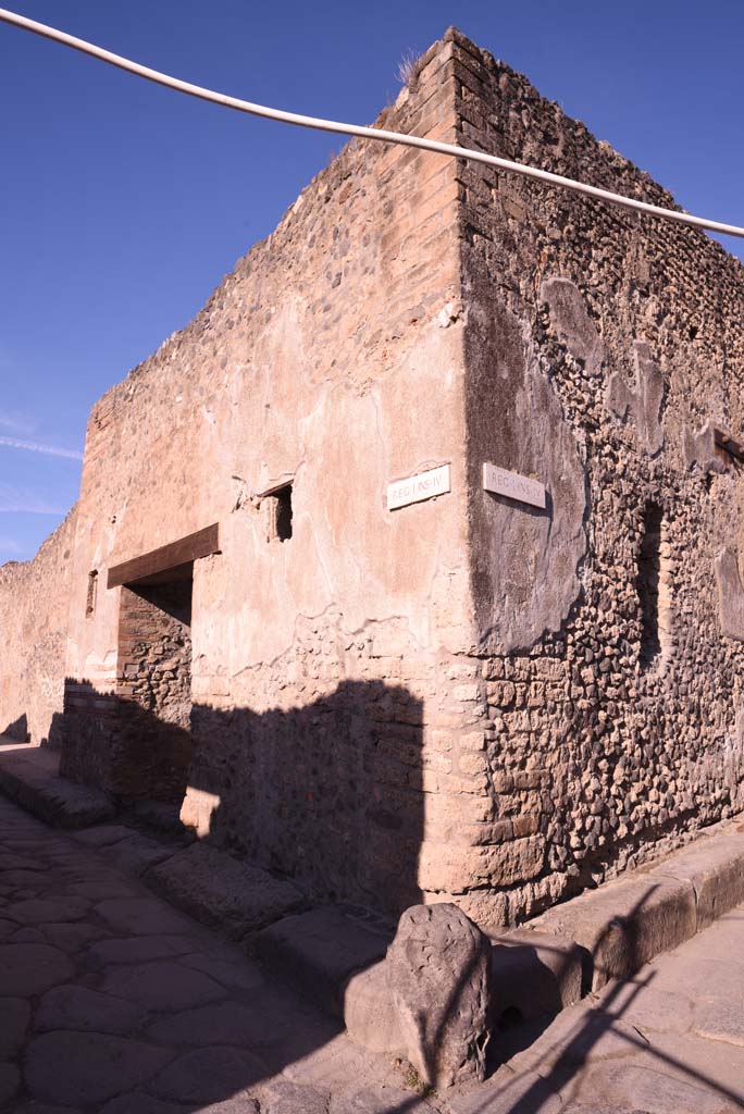 I.4.28 Pompeii. October 2019. 
Looking west towards entrance doorway from junction with Vicolo del Citarista, on right.
Foto Tobias Busen, ERC Grant 681269 D�COR.
