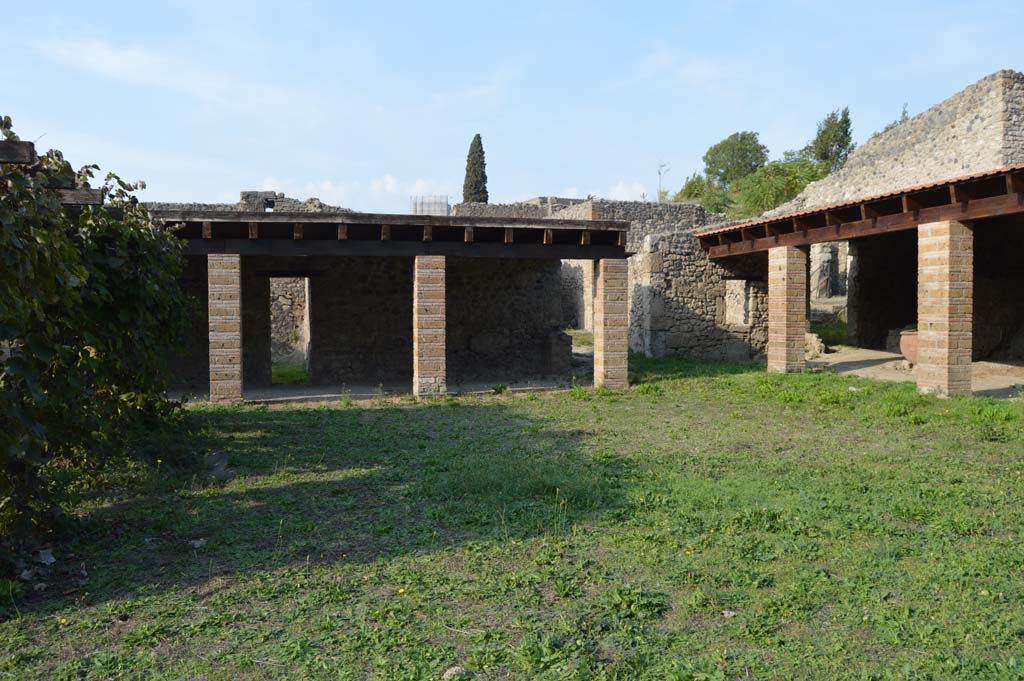 I.5.2 Pompeii. October 2017. Looking towards north portico of peristyle area.
Foto Taylor Lauritsen, ERC Grant 681269 DÉCOR.