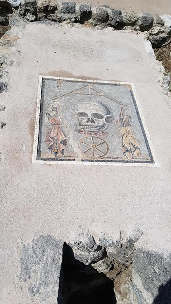 I.5.2 Pompeii. August 2023.
Reconstruction of triclinium table with mosaic. Photo courtesy of Maribel Velasco.