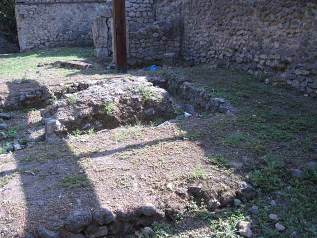 I.5.2 Pompeii. September 2010. Triclinium in peristyle, looking south. Photo courtesy of Drew Baker.