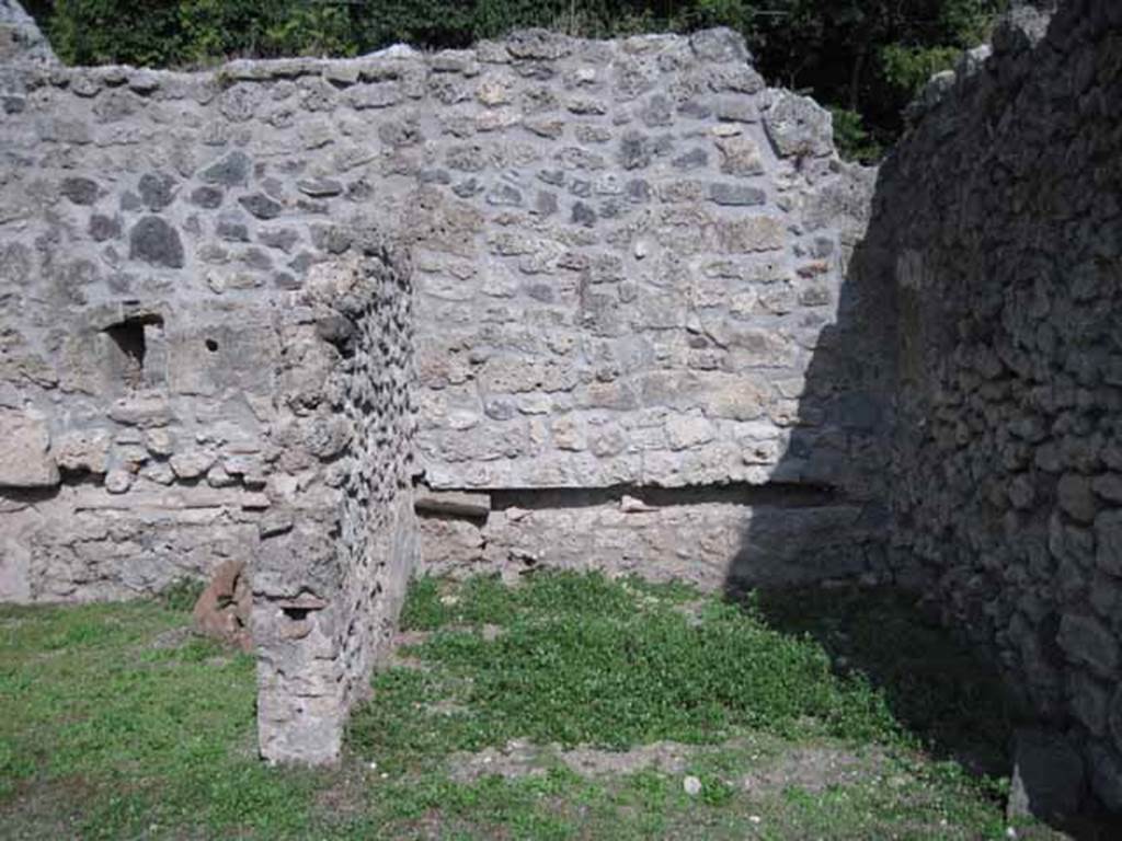 I.5.2 Pompeii. September 2010. Looking east towards right-hand bay, one of six divided compartments. Note the pipe work in wall. Photo courtesy of Drew Baker. According to Pompeii, the history, life and art of the buried city, ed. Panetta, p.169, this tannery had a series of six compartments split up by dividers. In three of them, the central bay, a pipeline brought tannin directly to one of the three earthenware jars at the end.