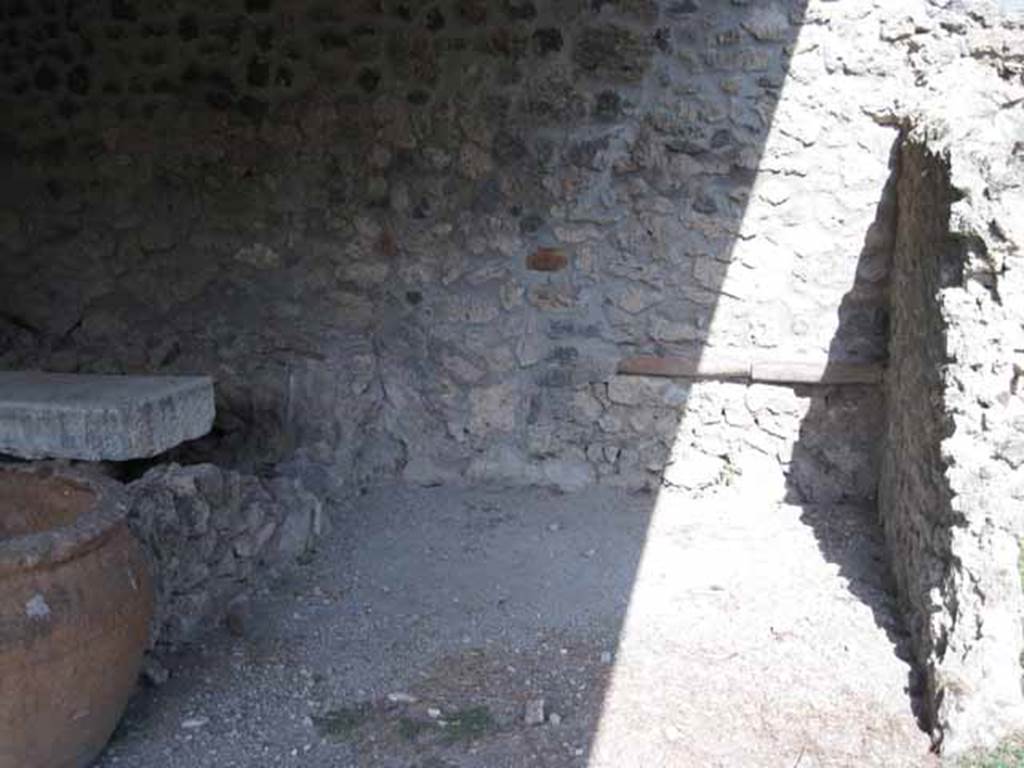 I.5.2 Pompeii. September 2010. Third divided compartment, part of central bay, showing end of pipe work detail in east portico. Photo courtesy of Drew Baker.