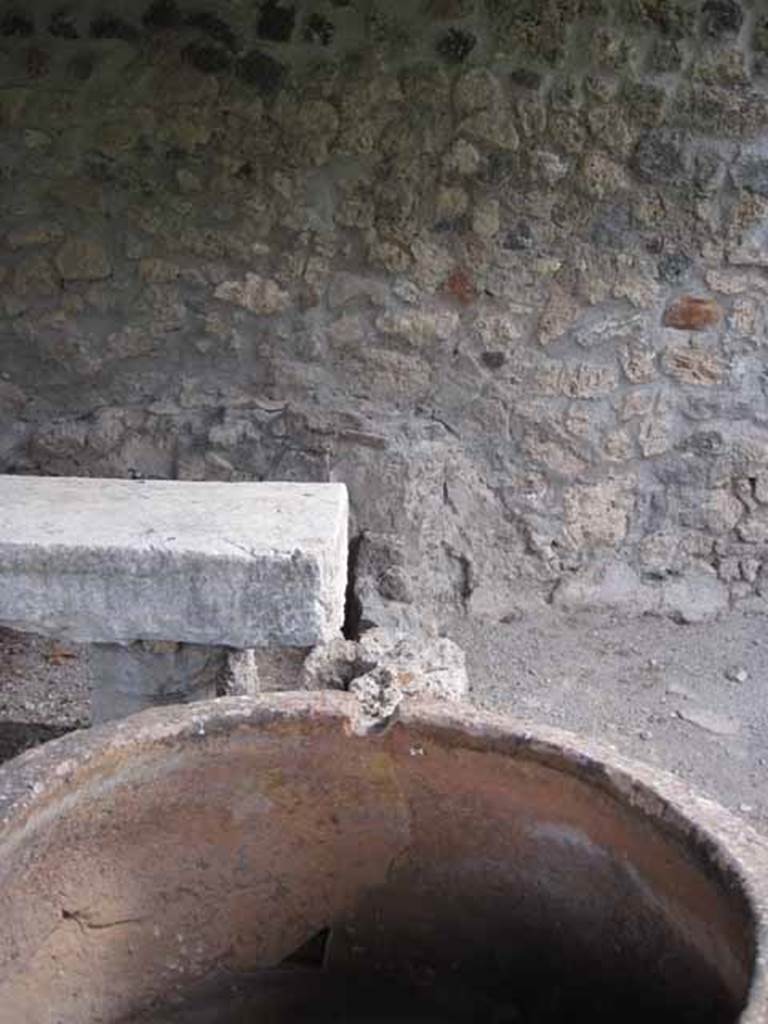 I.5.2 Pompeii. September 2010. Looking east towards remains of southern wall between fourth and third divided compartments, in relation to pot.
Photo courtesy of Drew Baker.