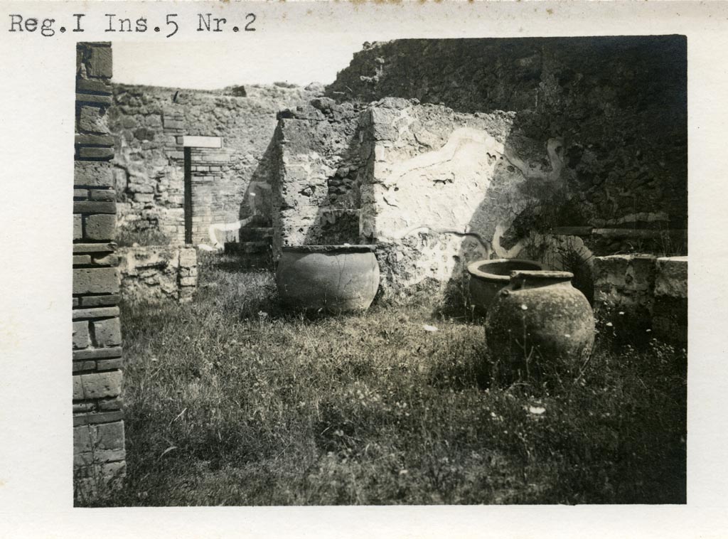 I.5.2 Pompeii. Pre-1937-39. Looking towards the north-east corner of the peristyle.
Photo courtesy of American Academy in Rome, Photographic Archive. Warsher collection no. 274.