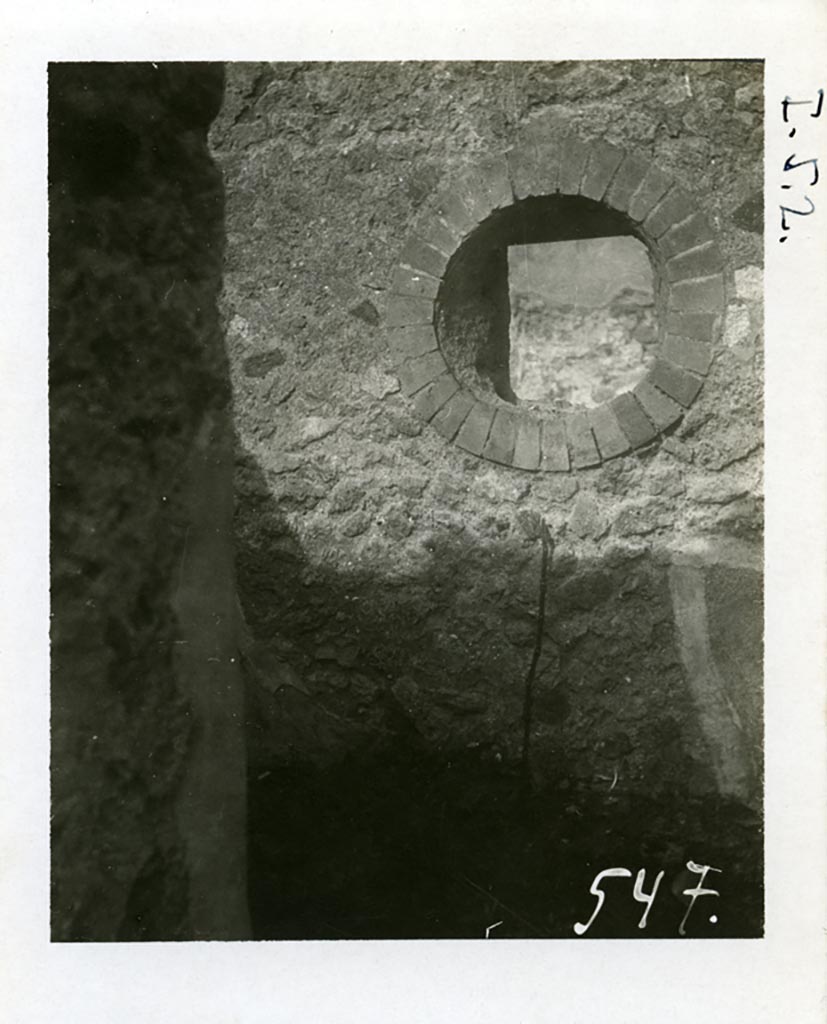 I.5.2 Pompeii. Pre-1937-39. Looking towards north wall of room with round window.
Photo courtesy of American Academy in Rome, Photographic Archive. Warsher collection no. 547.