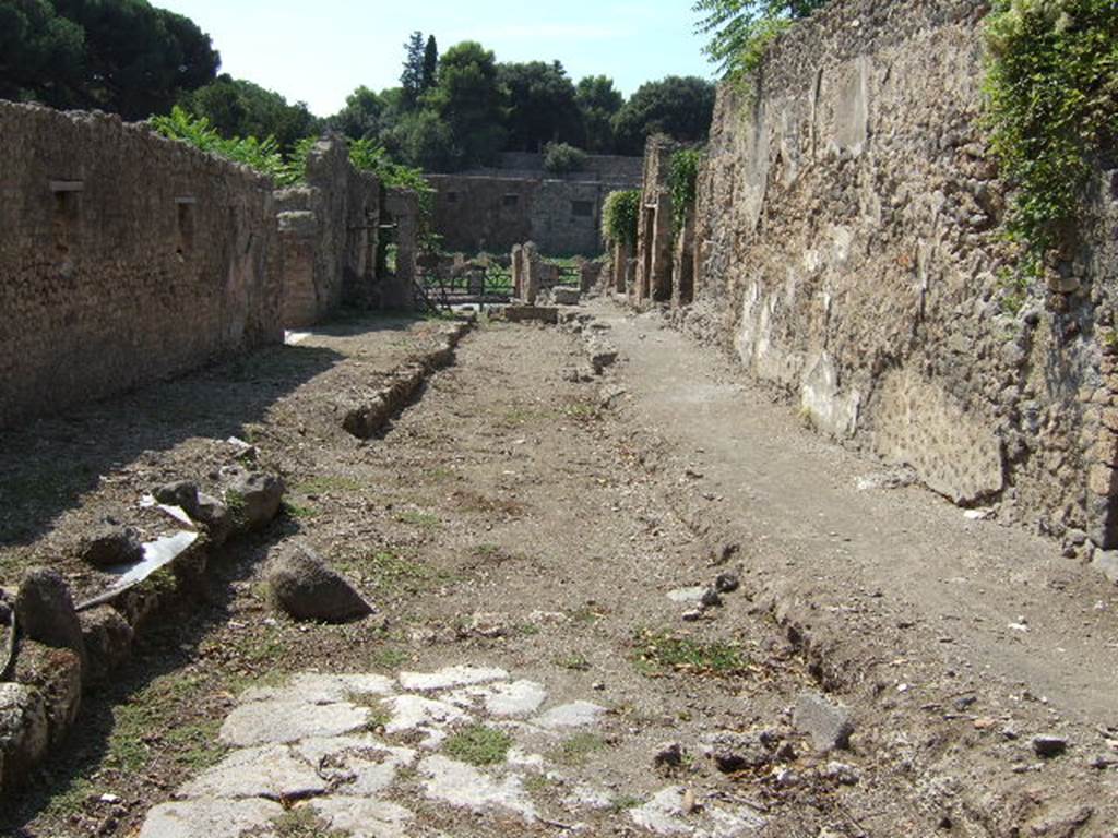 I.5.2 Pompeii, on left. September 2005. Vicolo del Conciapelle looking west. I.2 on right.