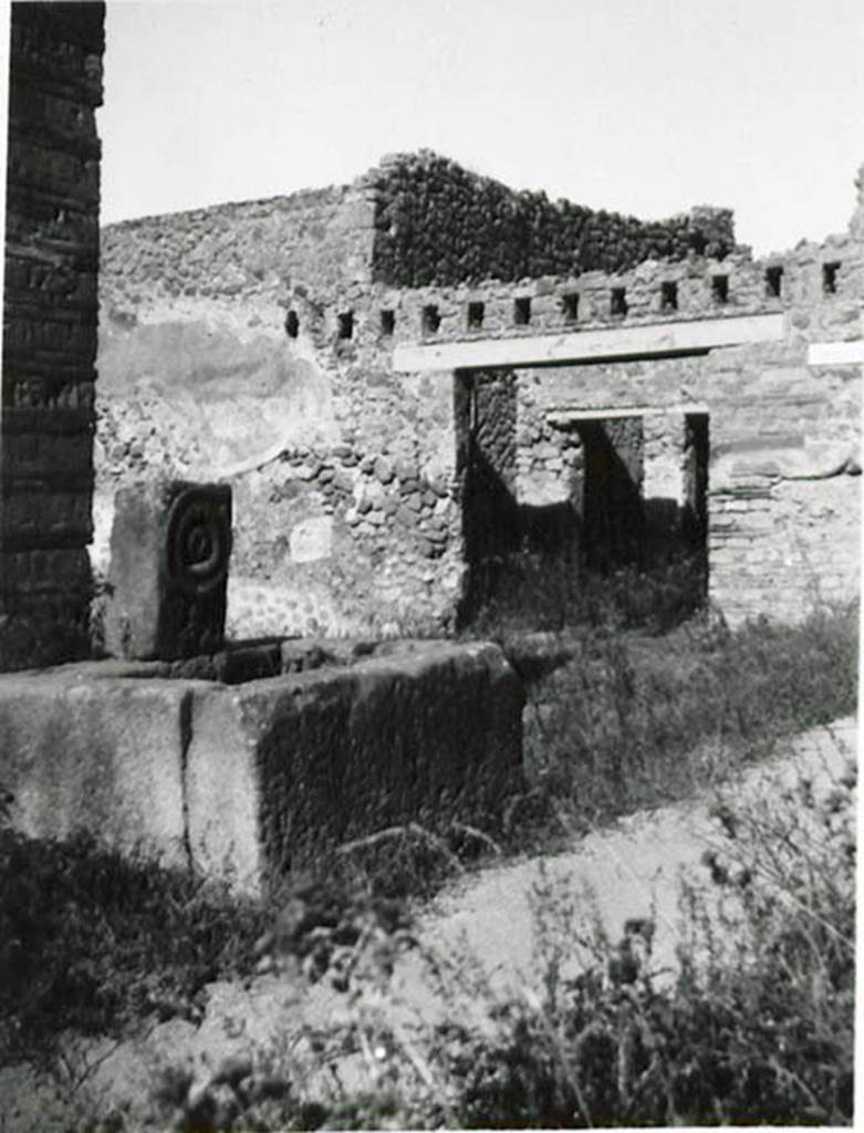 10502-warscher-codex-141-640.jpg
Fountain outside I.5.2. 1936 by Tatiana Warscher. Looking north-west across fountain in Vicolo del Citarista, towards Vicolo del Conciapelle and entrance at I.2.23. Warscher described this from Mau, Bull. Inst. 1875, p.25, as -
“Sul lato orientale del cantone NE dell’isola sta una fontana della solita forma. Il foro per il tubo dell’acquedotto forma il centro d’un ornamento circolare”.
“On the east side of the insula, in the north-east corner, there was a fountain of the usual form. The hole for the tube for the water formed the centre of a circular ornament.
See Warscher T., 1936. Codex Topographicus Pompeianus: Regio I.1, I.5. (no.35), Rome: DAIR, whose copyright it remains.