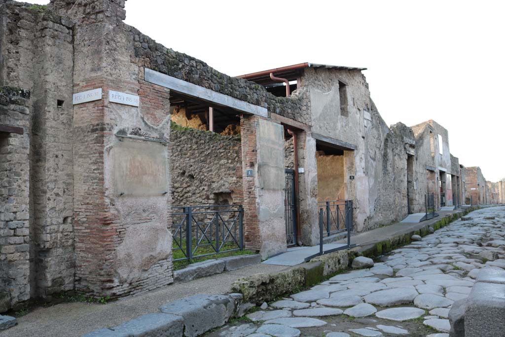 I.6.1 Pompeii. December 2018.
Looking west on south side of Via dell’Abbondanza, between I.6.1 and I.6.12. Photo courtesy of Aude Durand.