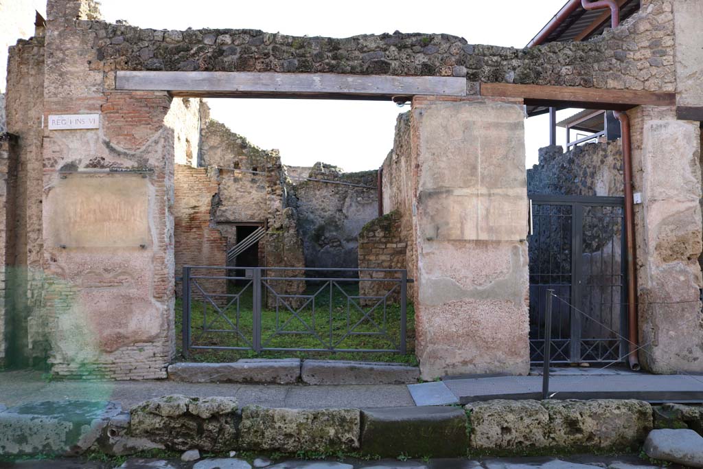 Entrance to Vicolo di Paquius Proculus at side of I.6.1, on left, 1.6.1, in centre, and and I.6.2, on right. December 2018.
Photo courtesy of Aude Durand.