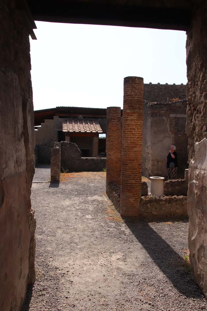 I.6.2 Pompeii. September 2019.
Looking south along entrance corridor/fauces towards atrium and across to tablinum.
Photo courtesy of Klaus Heese.