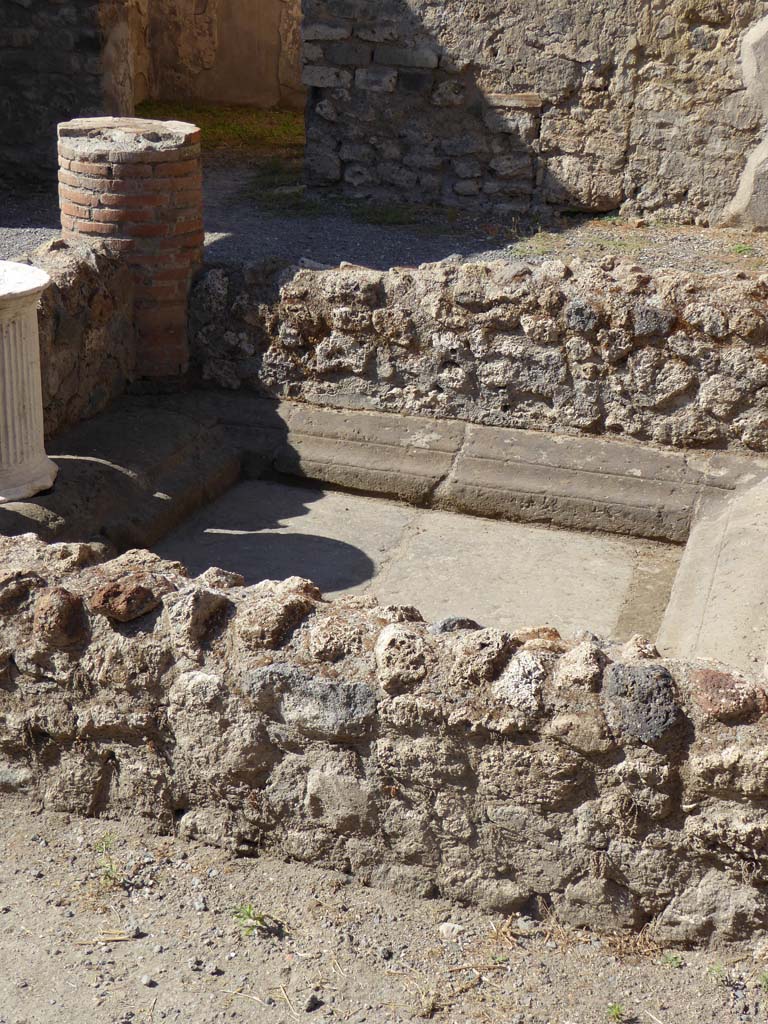 I.6.2 Pompeii. September 2017. Looking west across impluvium in atrium.
Foto Annette Haug, ERC Grant 681269 DÉCOR.
