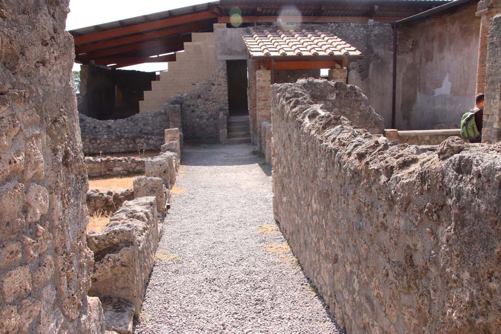 I.6.2 Pompeii. September 2019. Looking south along passage/corridor between the atrium and the small garden.
Photo courtesy of Klaus Heese.