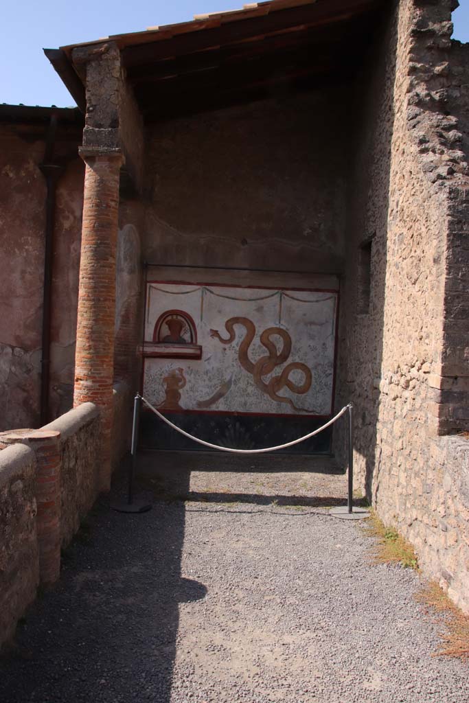 I.6.2 Pompeii. September 2019. Looking towards lararium on west wall near portico.
Photo courtesy of Klaus Heese.

